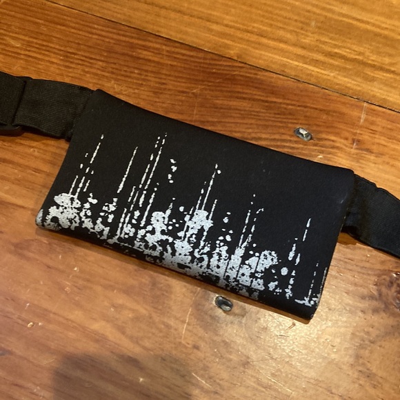 KIDS Size Fanny Pack Stretchy Black & Silver Material Neoprene Buckle Closure - Picture 3 of 5